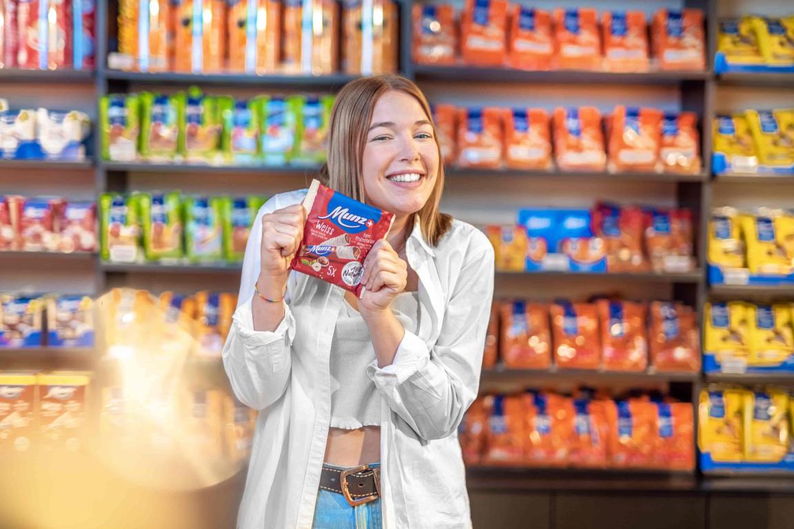 Frau in einem Shop voller Schokolade