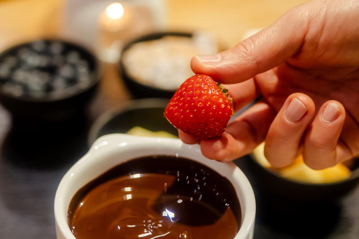 Schokoladenfondue im Chocolarium. Früchte und dunkle Schokolade