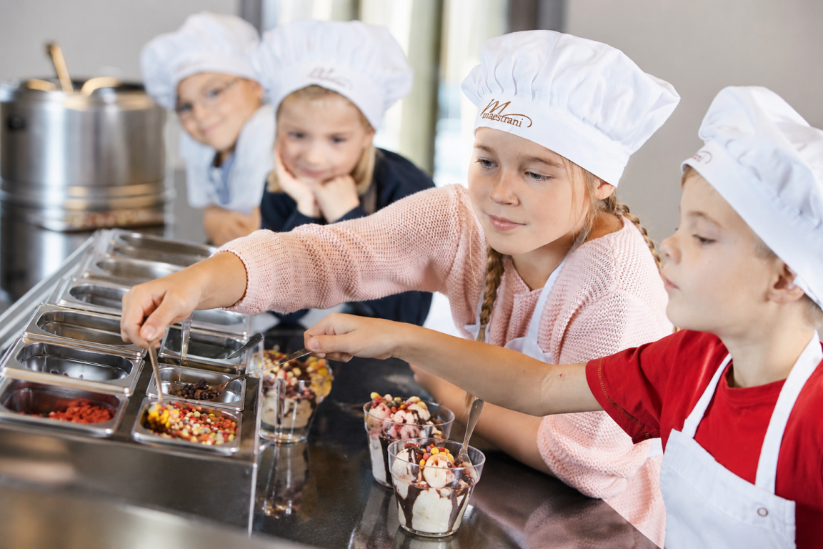 Kinder füllen Glacébecher Chocolarium