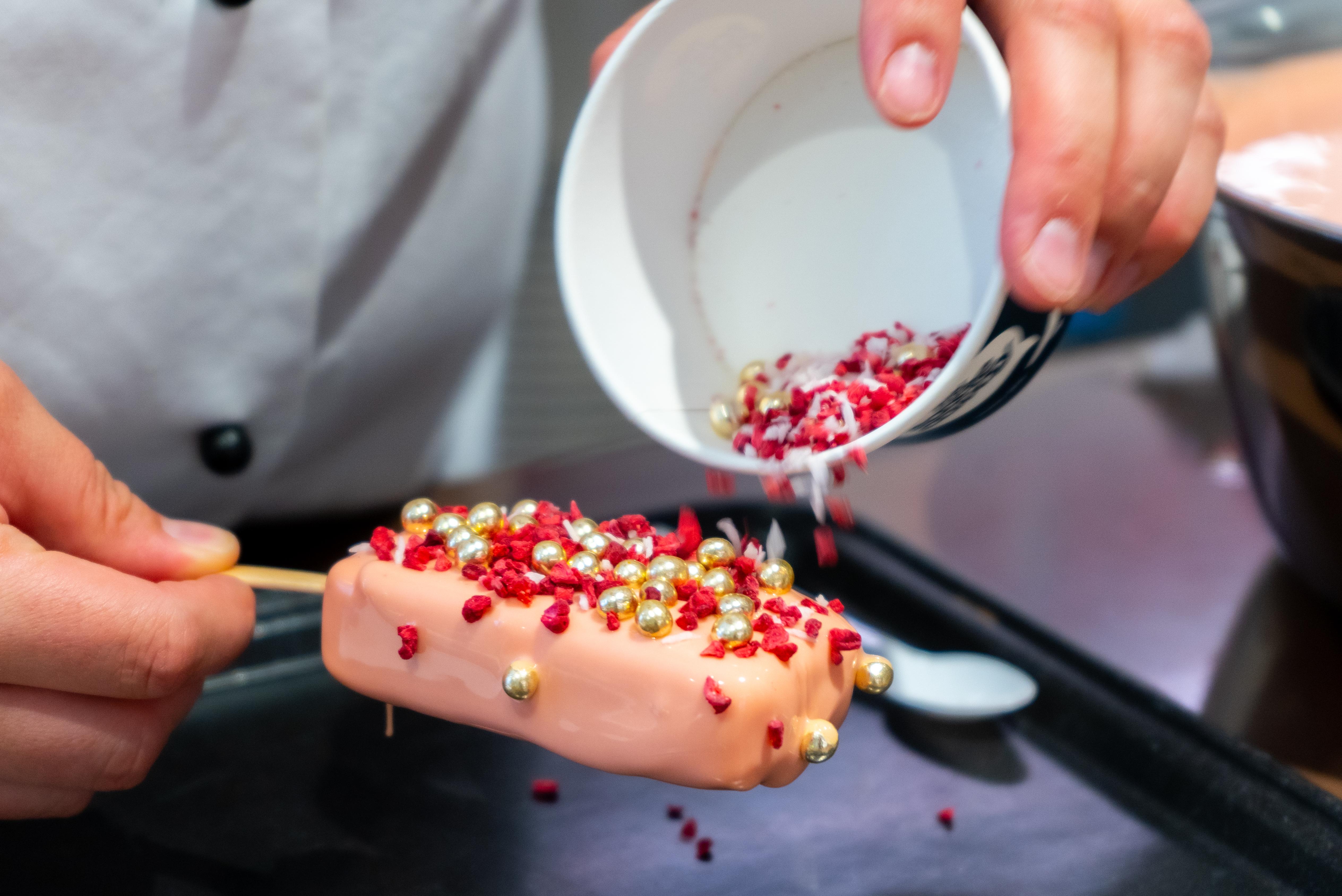 Glacé mit Schokolade und Toppings
