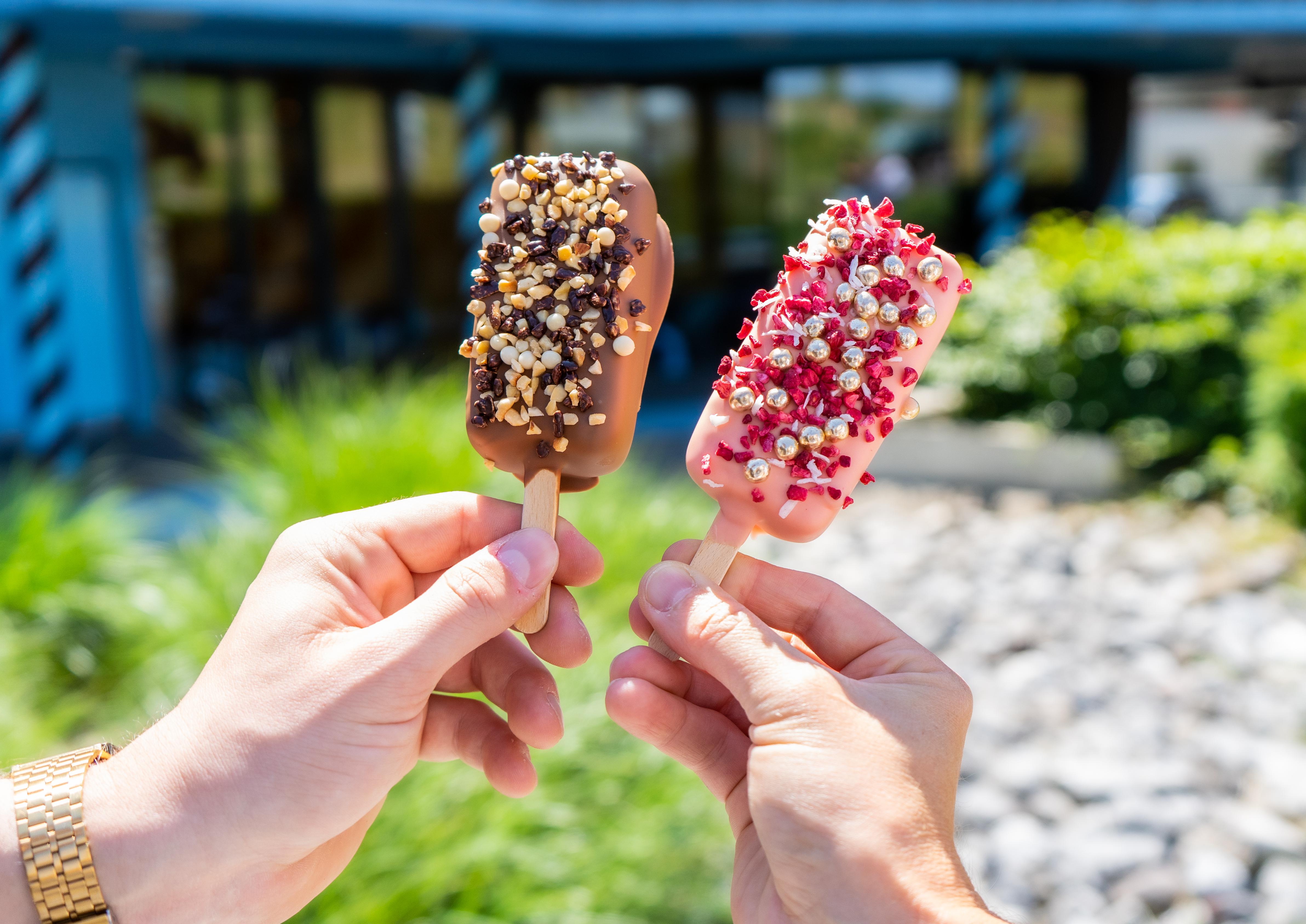 Glacé mit Toppings