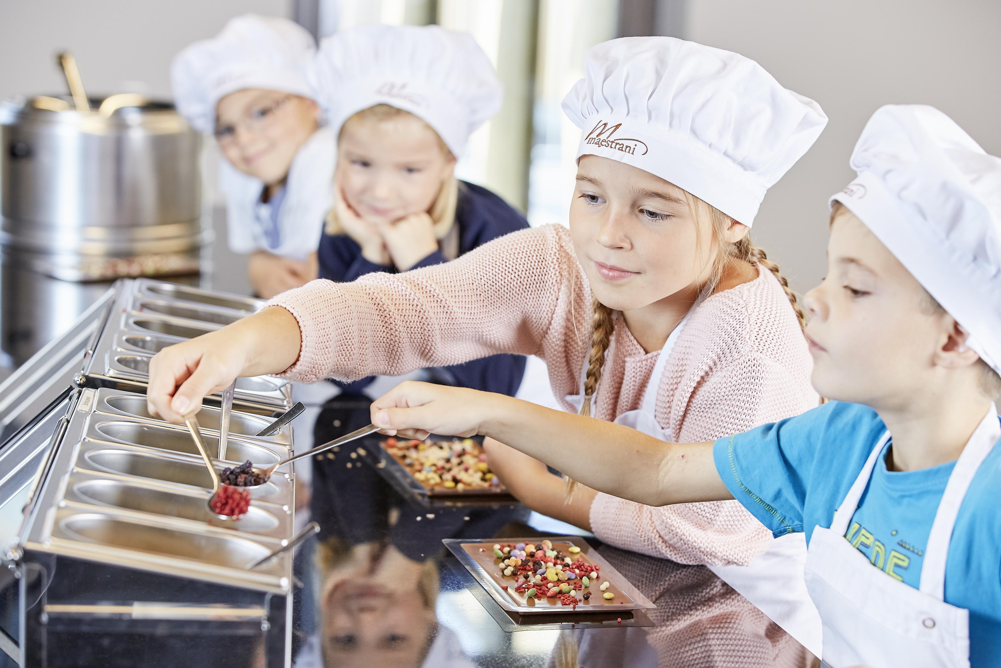 Kinder verzieren Schokolade